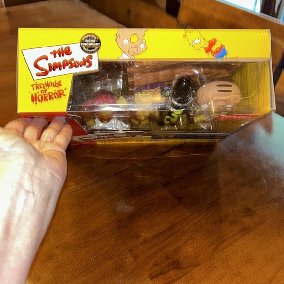 The Simpsons NWT/NIB Treehouse of Horror Toys R Us Exclusive 12x10 Inch Box - Picture 5 of 7